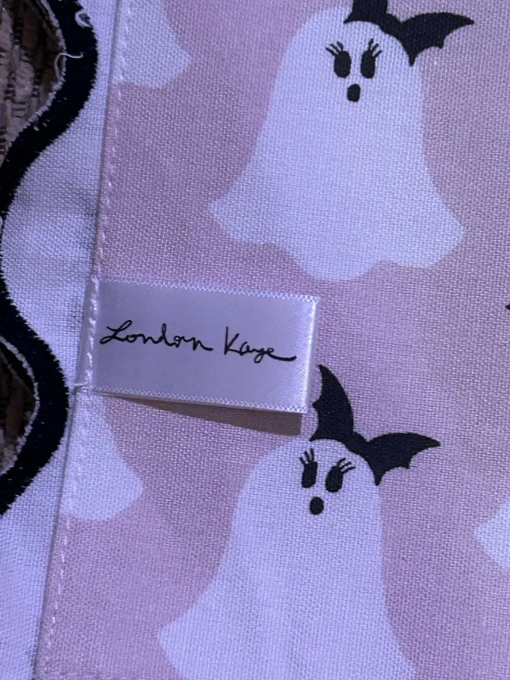 LONDON KAYE Set Of 4 Pretty Pink Ghost Placemats With Scalloped Borders NWTS